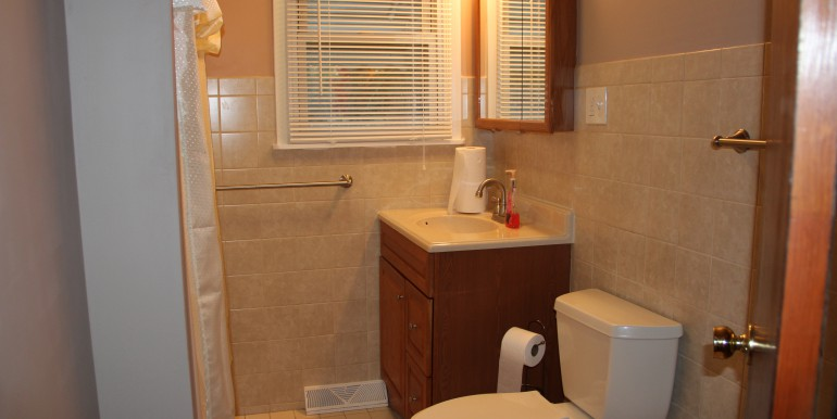 BathroomHollowbrook2